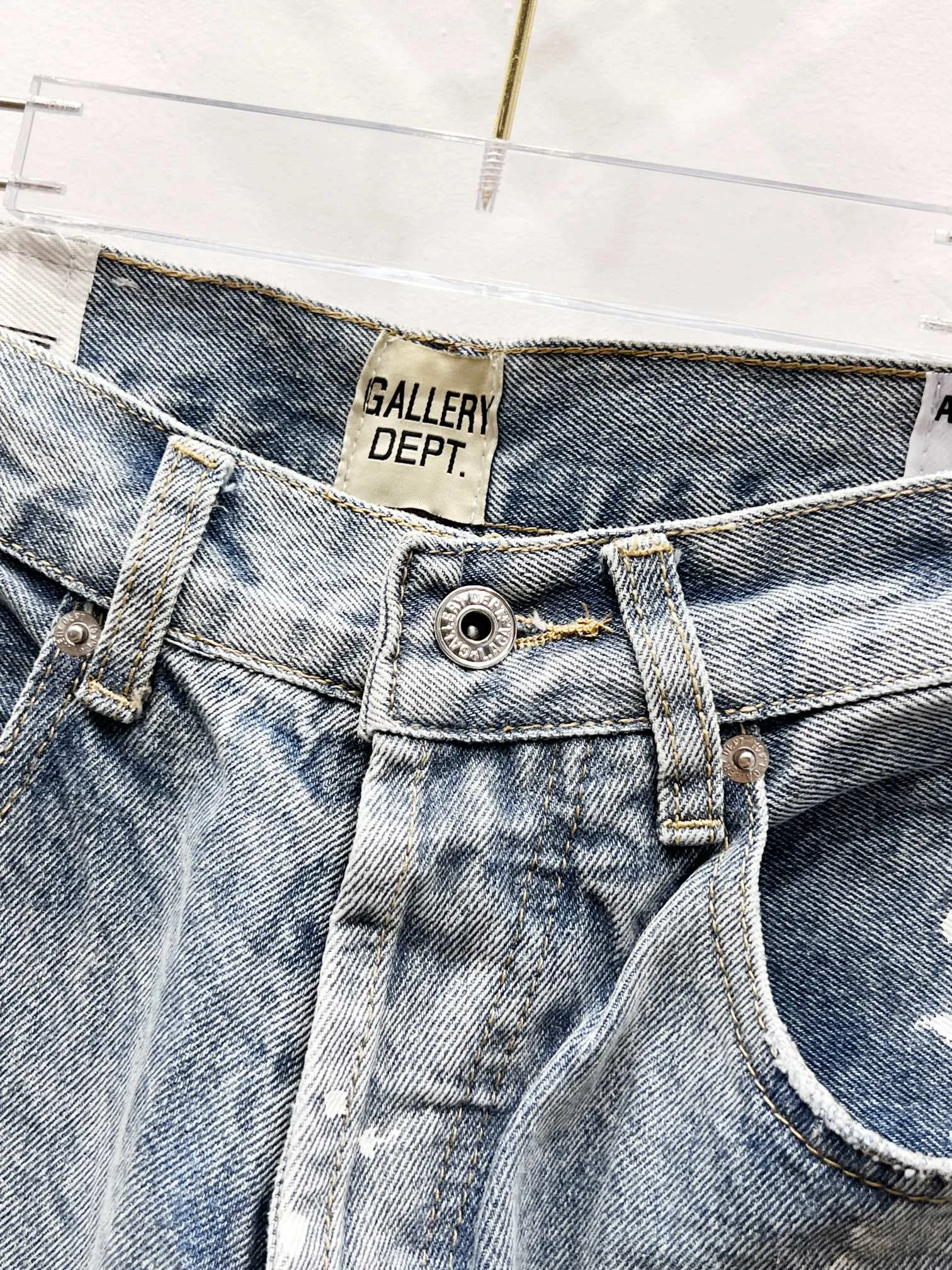 P250 Style number: (c063) GALLERY DEPT. Holes and random threads connected to denim bell-bottoms, washed and distressed spliced ​​jeans. GALLERY is attracted by these bell-bottoms. Whether it is a reset of Carhartt or Levis, it has created a strong brand style. Since these pants are modified from rare vintage, the production capacity is limited. Therefore, after many icons wore them, these pants were once hard to find. Later, perhaps due to the improvement of GD's business in the past two years and the expansion of production lines, the brand itself lowered the price, so I can't wait any longer for these pants this year and will definitely buy them. During the process of the denim washing plant, the owner of the washing plant helped introduce a boss who had worked for Levi's foundry and started his own business. This also paved the way for the following styles. Therefore, Levi's remodeled single product for the base plate is really familiar. Whether it is the fabrics supplied or the lathes used in production, there is nothing to choose from.  Color: blue Size: 28-30-32-34-36